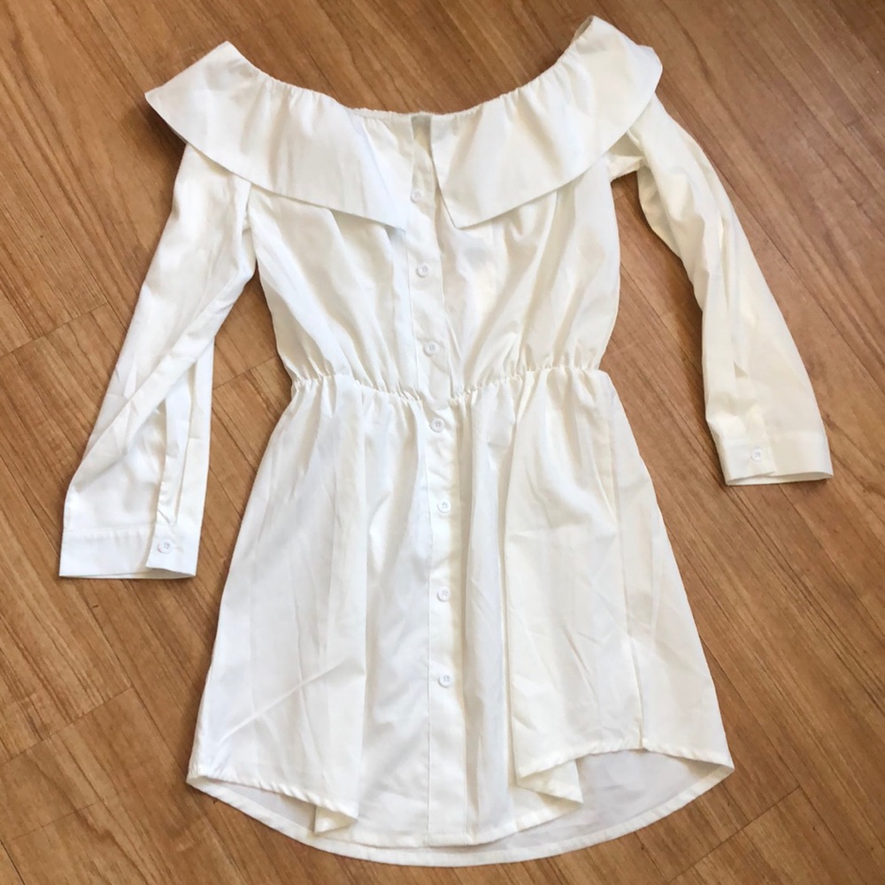 White off the shoulders long sleeves dress